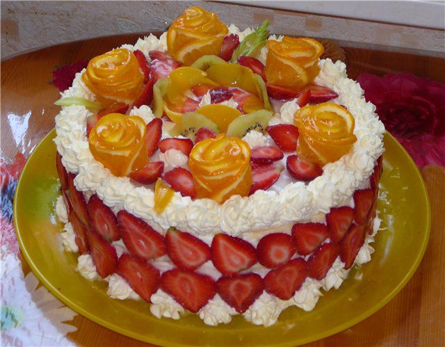 Торт с клубникой и яблоками
