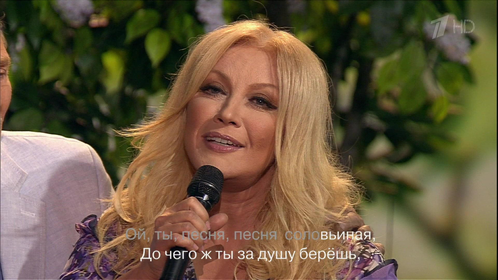 12. Таисия Повалий и Александр Михайлов - Под окном черемуха колышется (2013) 025.png