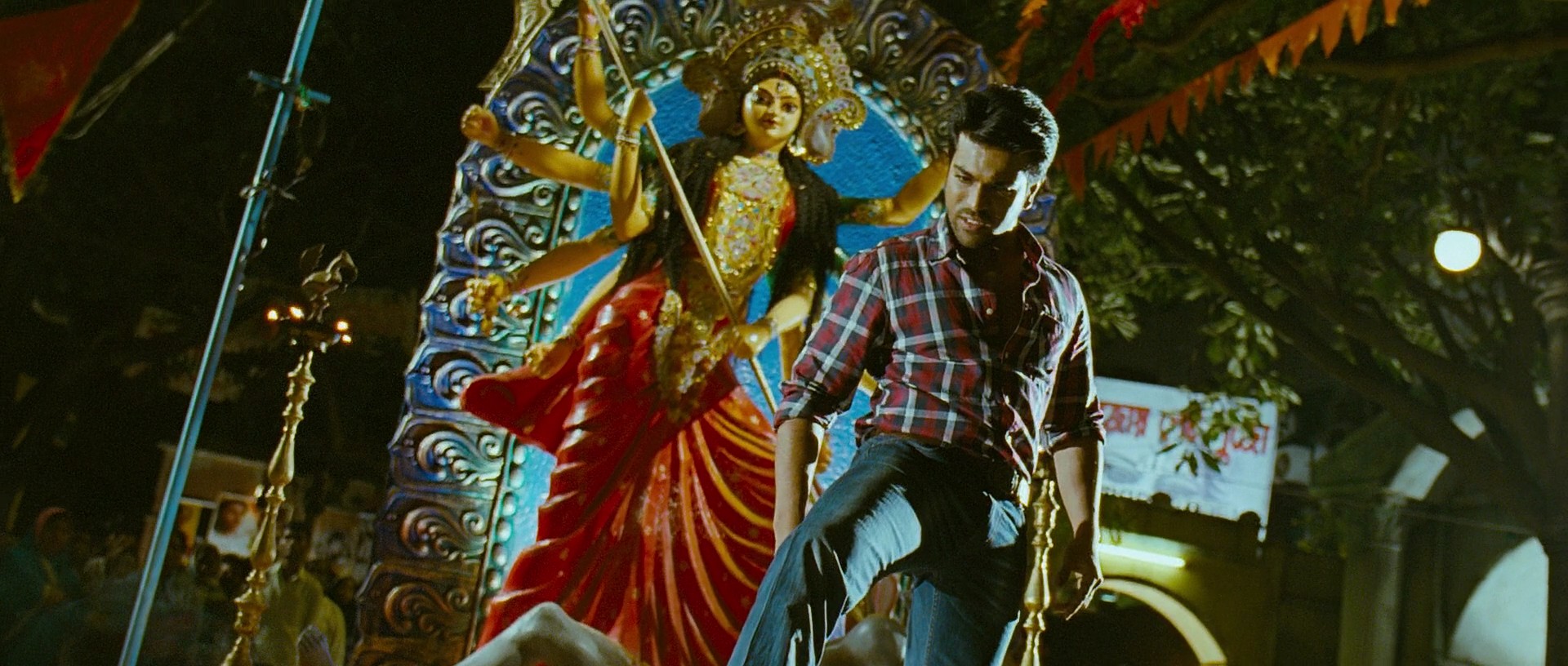 Naayak - Blu-Ray - 1080p - x264 - DTS - [DDR].mkv (1_51_33) 001568.jpg