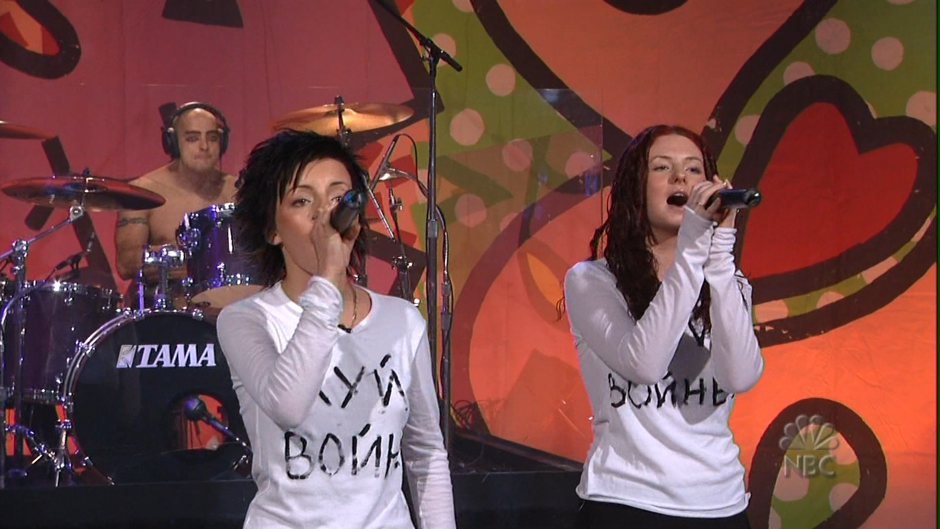 All The Things She Said (Live) HDTV 1080i.mpg_snapshot_02.25_[2013.07.10_16.08.21].png