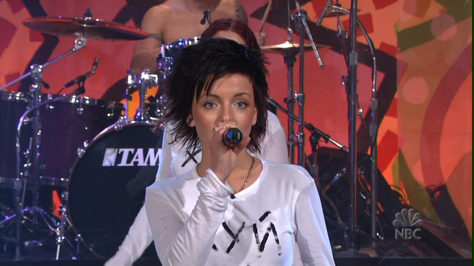 All The Things She Said (Live) HDTV 1080i.mpg_snapshot_00.41_[2013.07.10_16.05.41].png