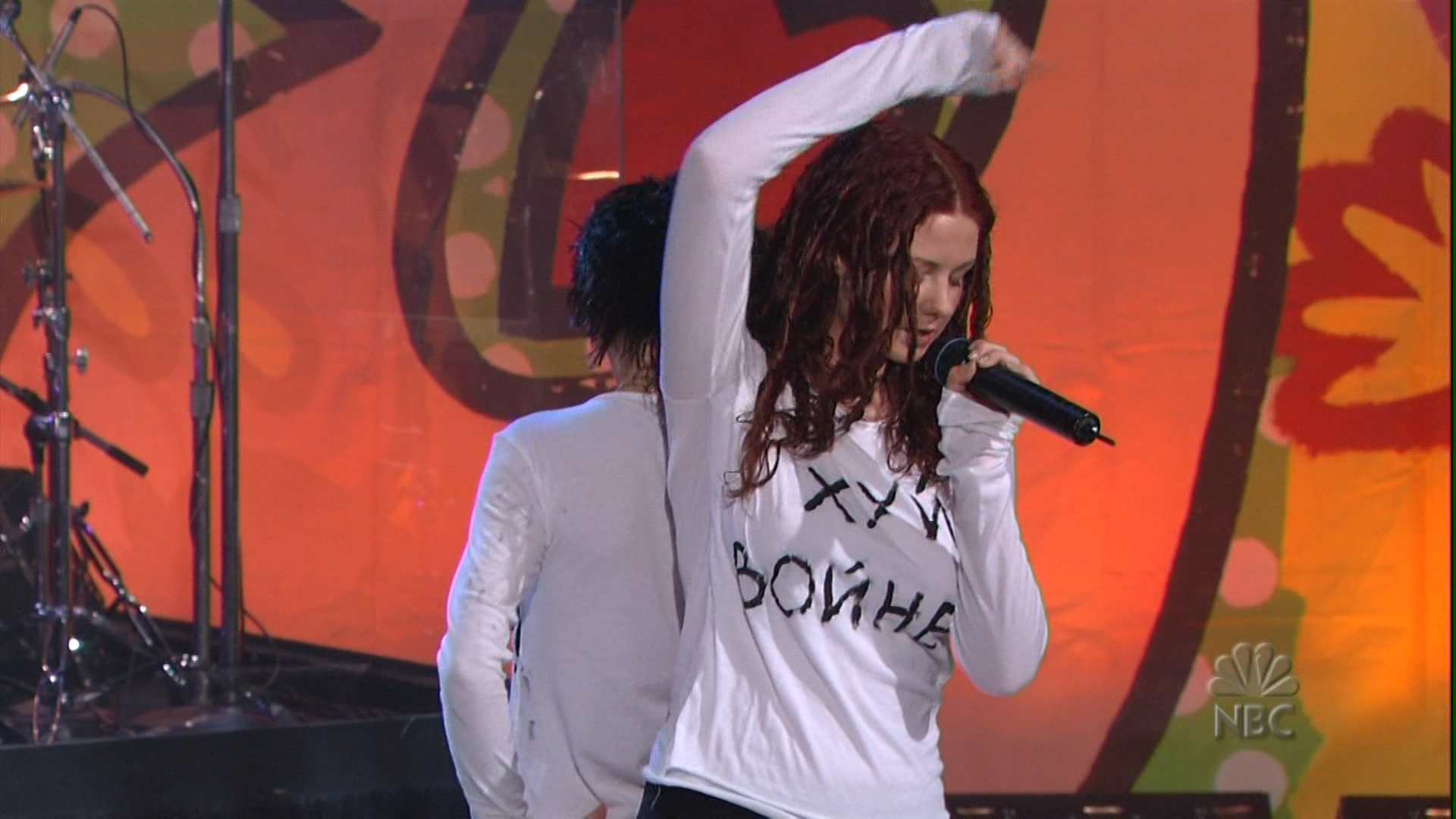 All The Things She Said (Live) HDTV 1080i.mpg_snapshot_00.51_[2013.07.10_16.06.17].png