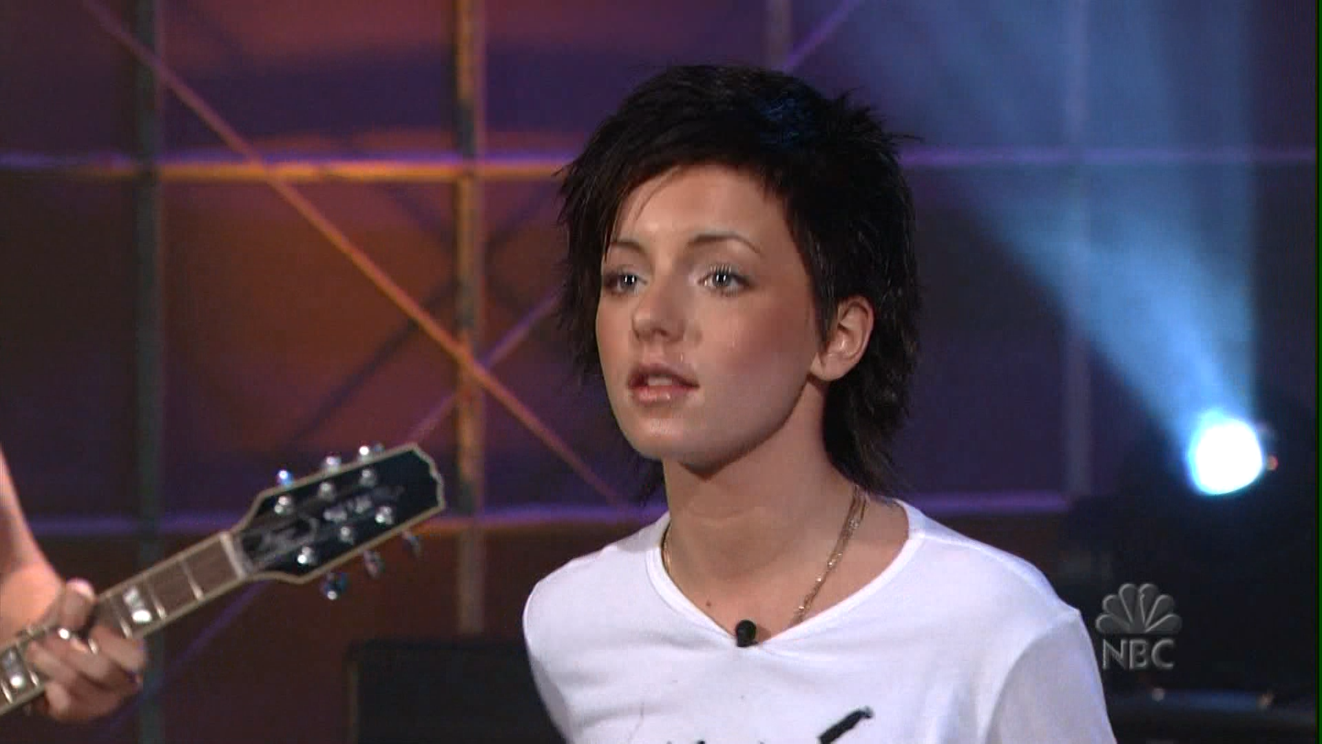All The Things She Said (Live) HDTV 1080i.mpg_snapshot_02.25_[2013.07.10_16.09.14].png