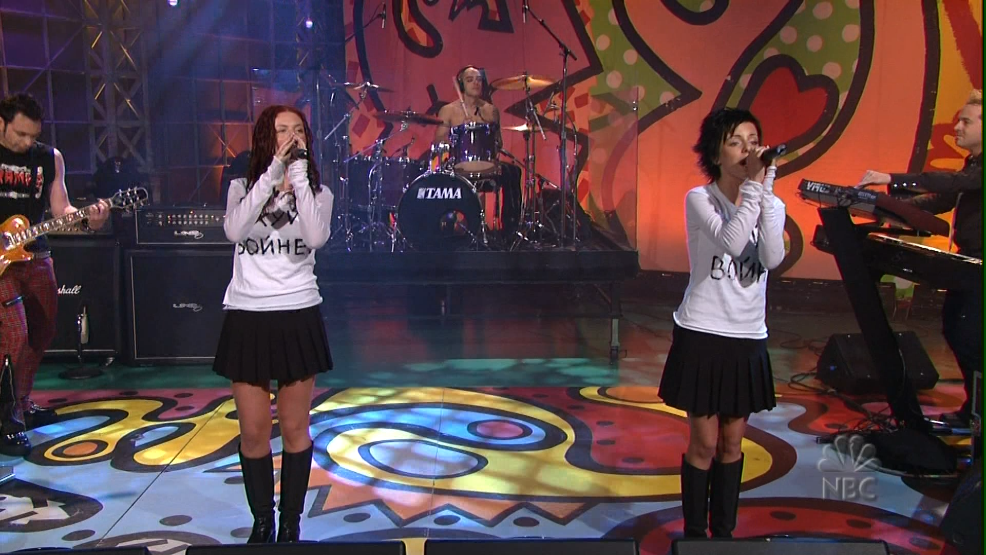 All The Things She Said (Live) HDTV 1080i.mpg_snapshot_01.10_[2013.07.10_16.07.00].png