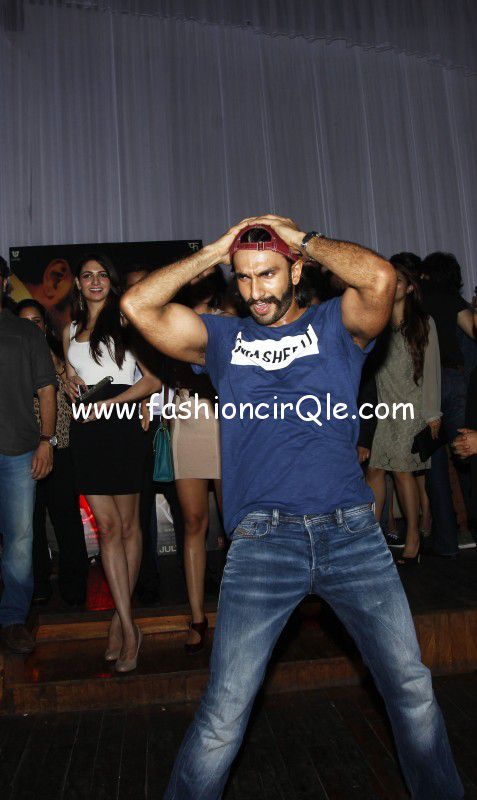 Ranveer-Singh-at-his-best-at-the-Lootera-Success-Bash-at-Escobar-477x800.jpg