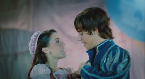 High.School.Musical.El.Desafio [DVDrip][Spanish][www.FanCluBT.com][(057541)10-08-34].JPG