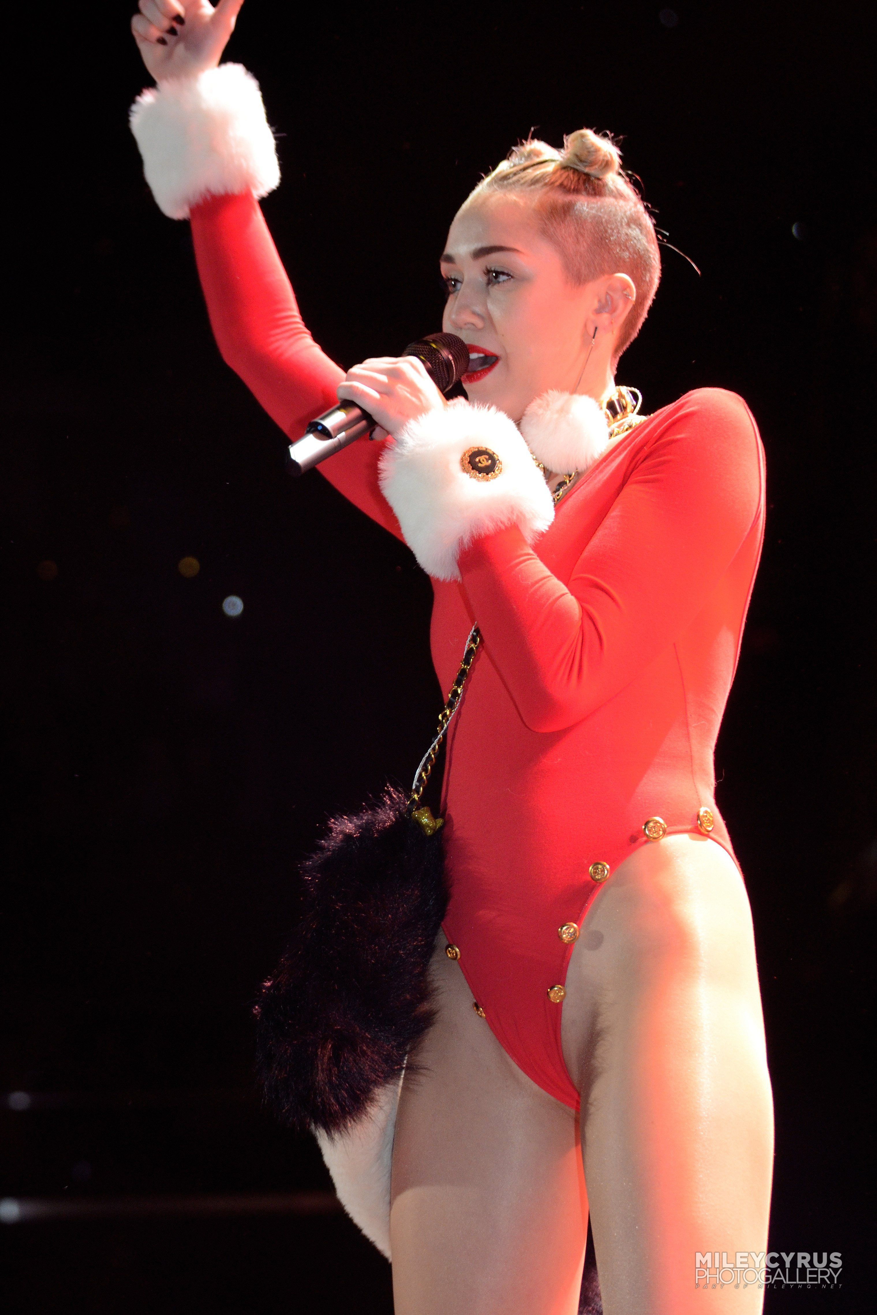 miley cyrus unbearbeitete upskirt