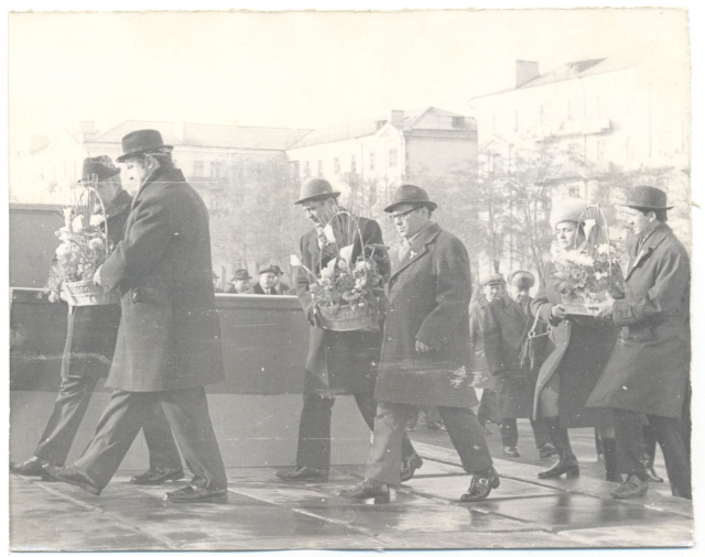 1973 В центре перв зампред горисполкома Руденко ВП.jpg