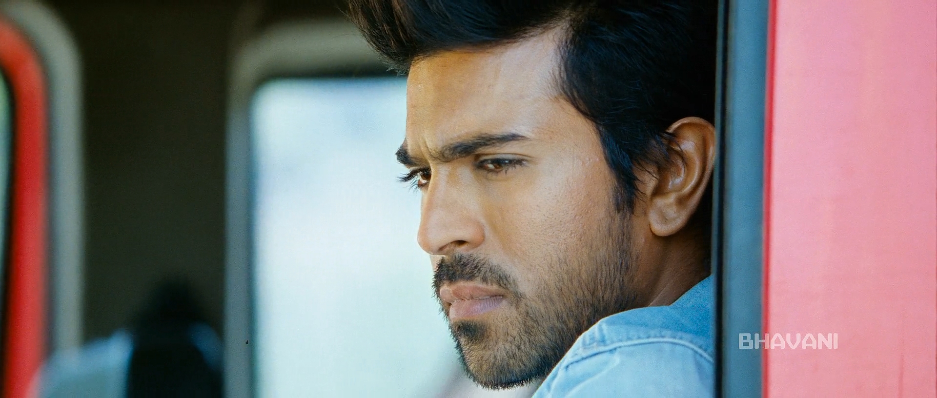 Yevadu_2014_BDRip_x264_1080p-0-19-23-084 (28).jpg