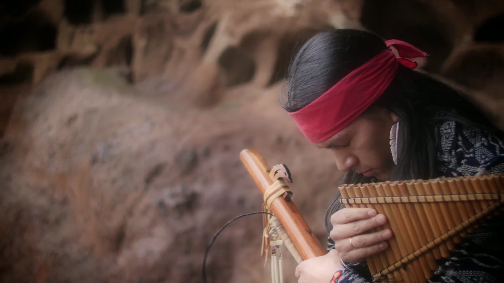 Музыка перуанская флейта. Музыкант Leo Rojas. Перуанская флейта Лео Рохаса. Хуан Леонардо Сантилья Рохас. Индейская флейта Лео Рохас.