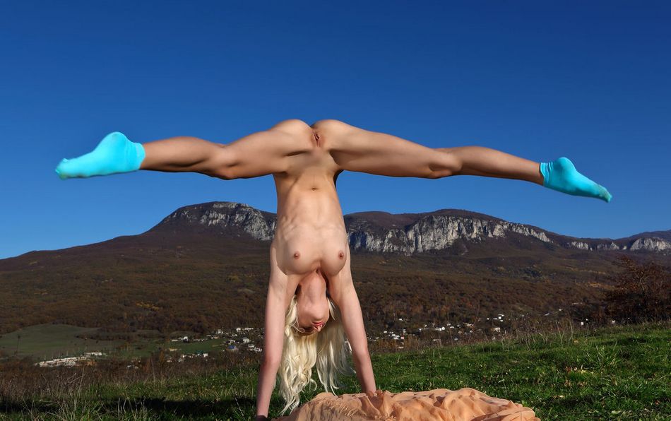 Teen girls handstands #7