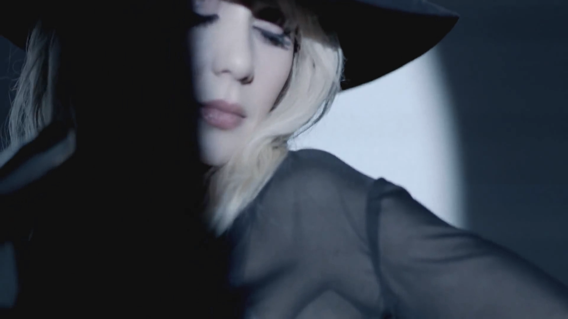 ПРЕМЬЕРА! Тина Кароль - Вьюга-зима (2013, HDTV 1080i, Клип, 29.01.2013).m2ts_snapshot_03.16_[2015.06.26_15.24.02].png