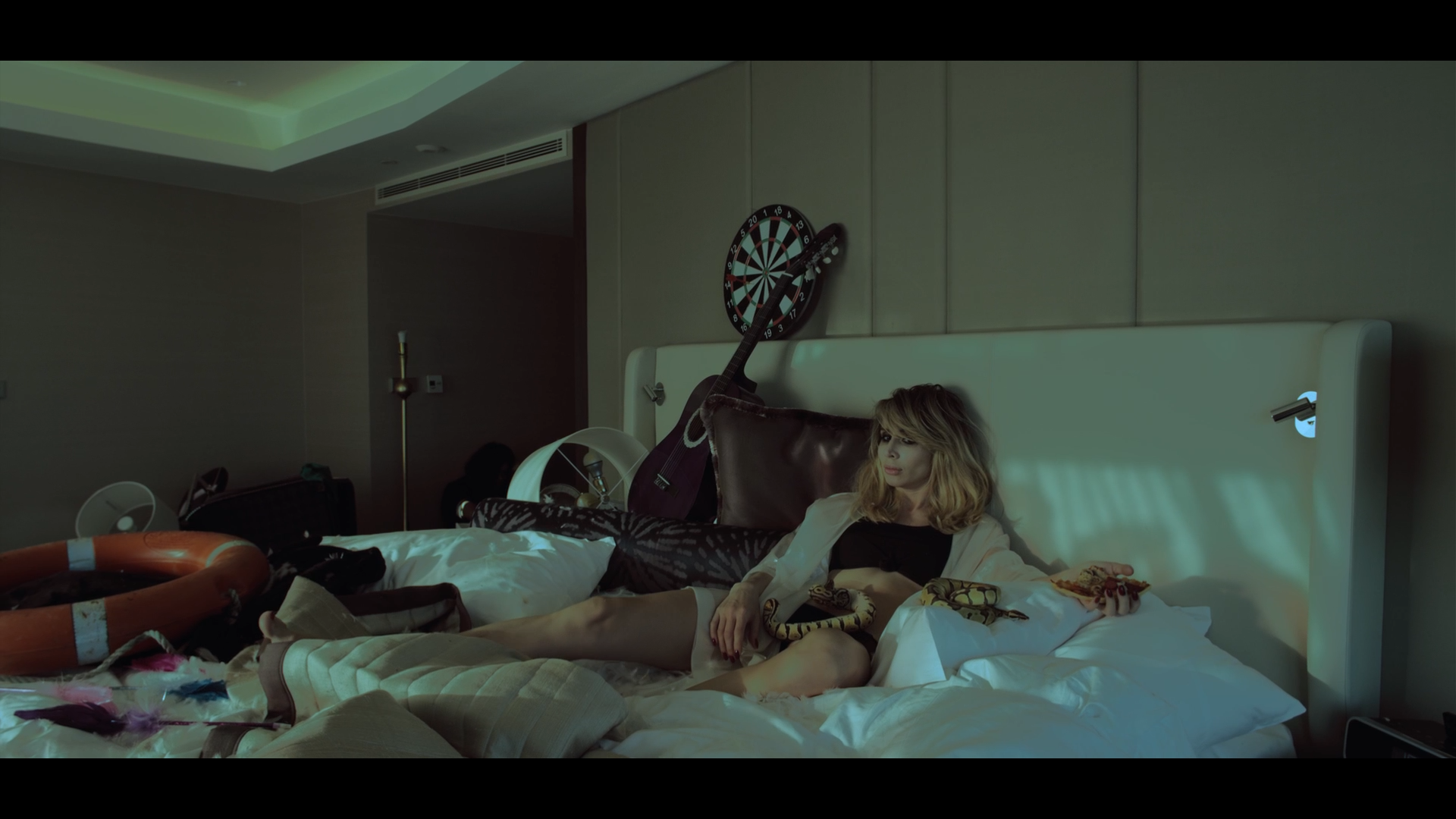 ПРЕМЬЕРА! Loboda (Светлана Лобода) - Пора домой (2015, Master 1080i, Клип, 20.05.2015).mov_snapshot_00.30_[2015.09.24_11.48.09].png