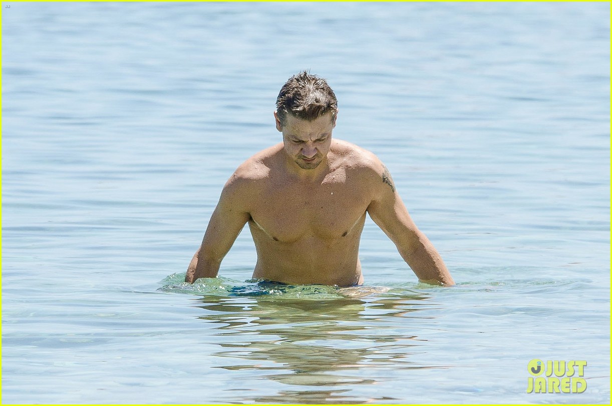 jeremy-renner-goes-shirtless-in-italy-suffers-injured-finger-12.jpg.