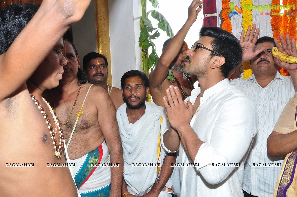 chiranjeevi-birthday-at-filmnagar36.jpg