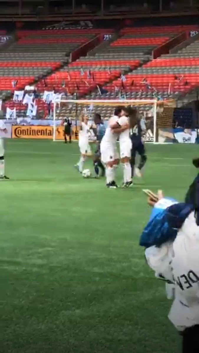 Боб обнимает Линдси.jpg