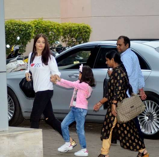 amitabh_bachchan_with_fam3.jpg