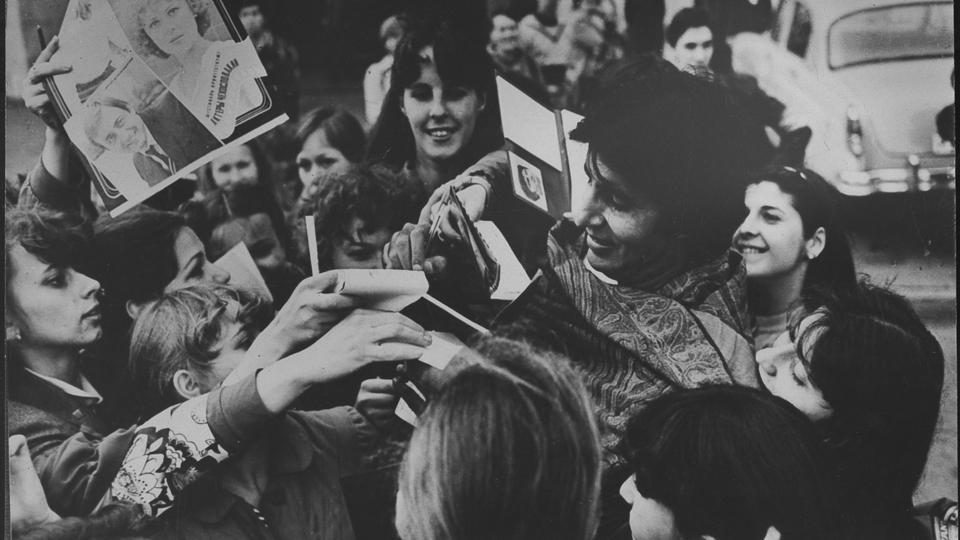 amitabh-bachchan-with-his-admirers-at-tashkent_a2294526-adaa-11e7-9bc1-6ddb500cf946.jpg