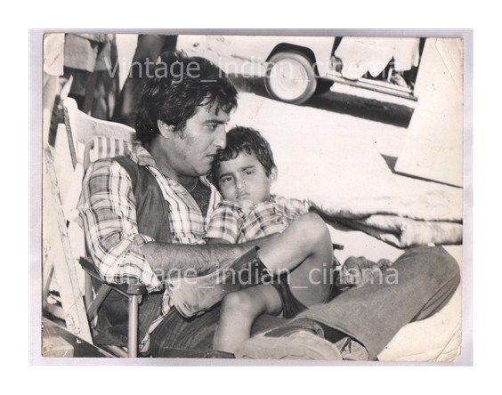 Original-Bollywood-Rare-photo-Vinod-with-son-Akshay.jpg