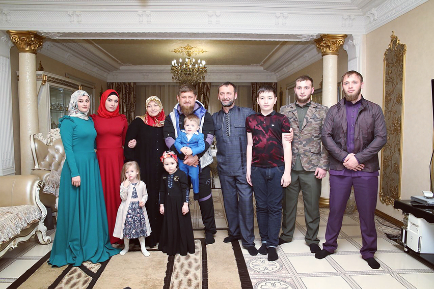 Рамзан кадыров семья жена и дети фото