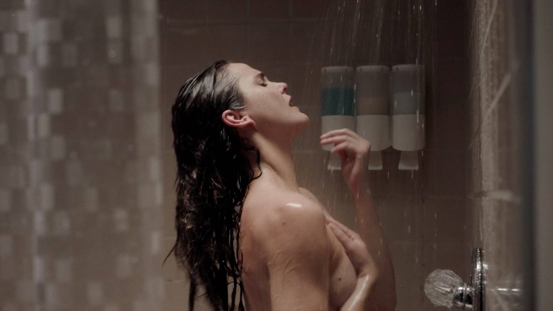 Keri-Russell-nude-butt-in-the-shower-The-Americans-2017-s5e2-HD720-1080p-00...