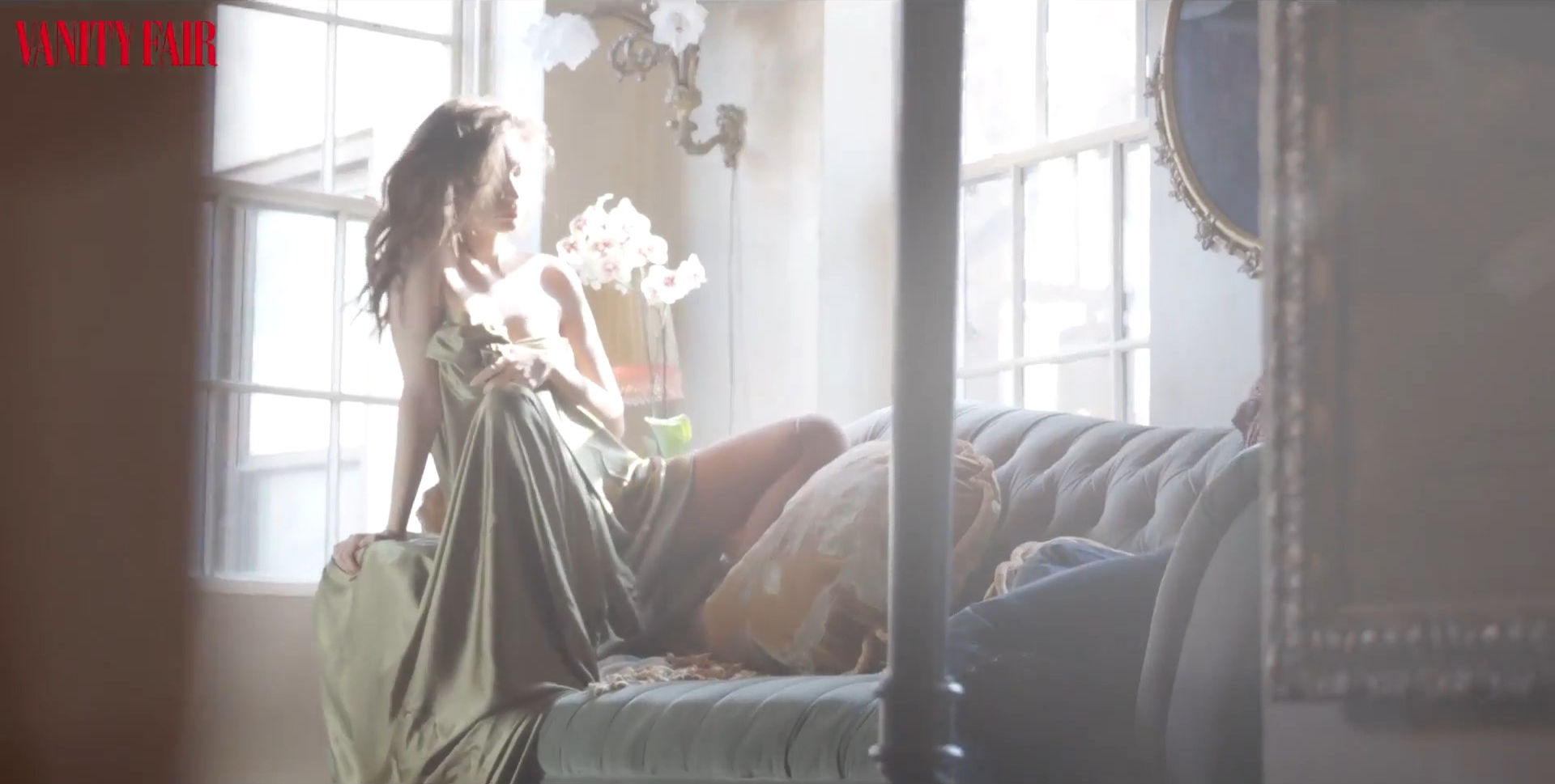 Emily_Ratajkowski_Vanity_Fair__2018_Making_of.mp4_snapshot_00.22.jpg