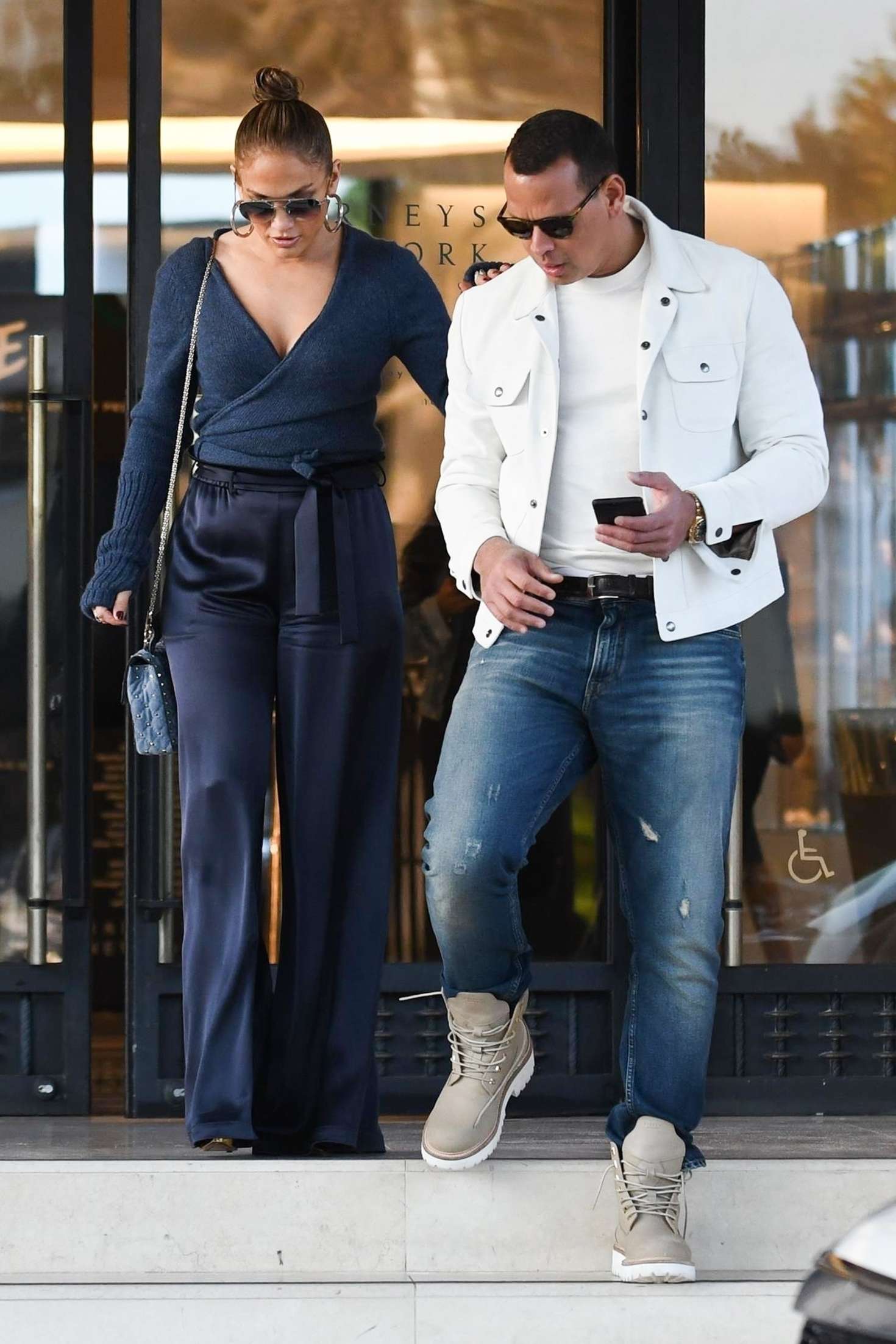 Jennifer-Lopez_-Leaving-Barneys-New-York--04.jpg