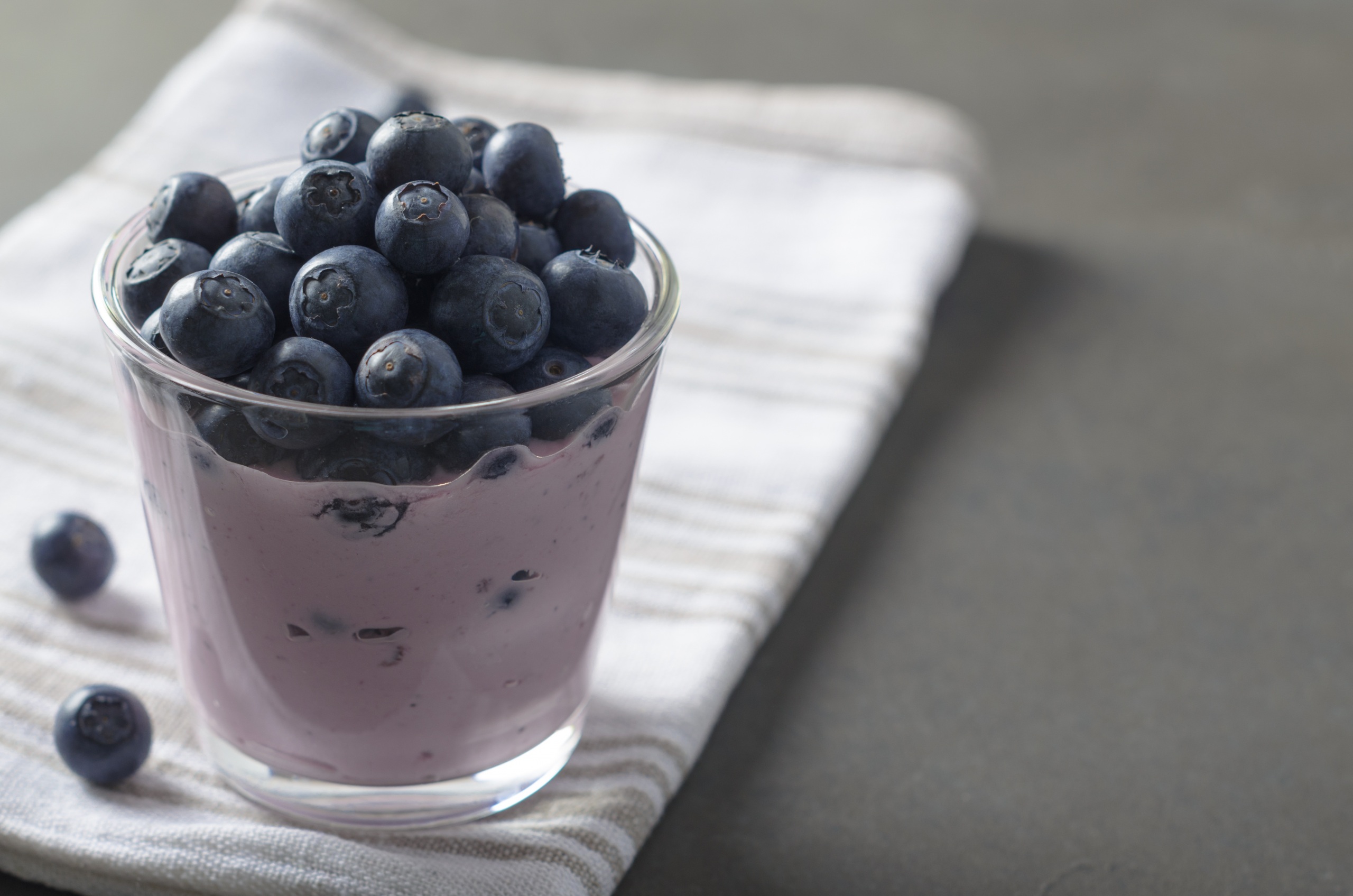 Yogurt_Blueberries_Highball_glass_541507_2560x1695.jpg