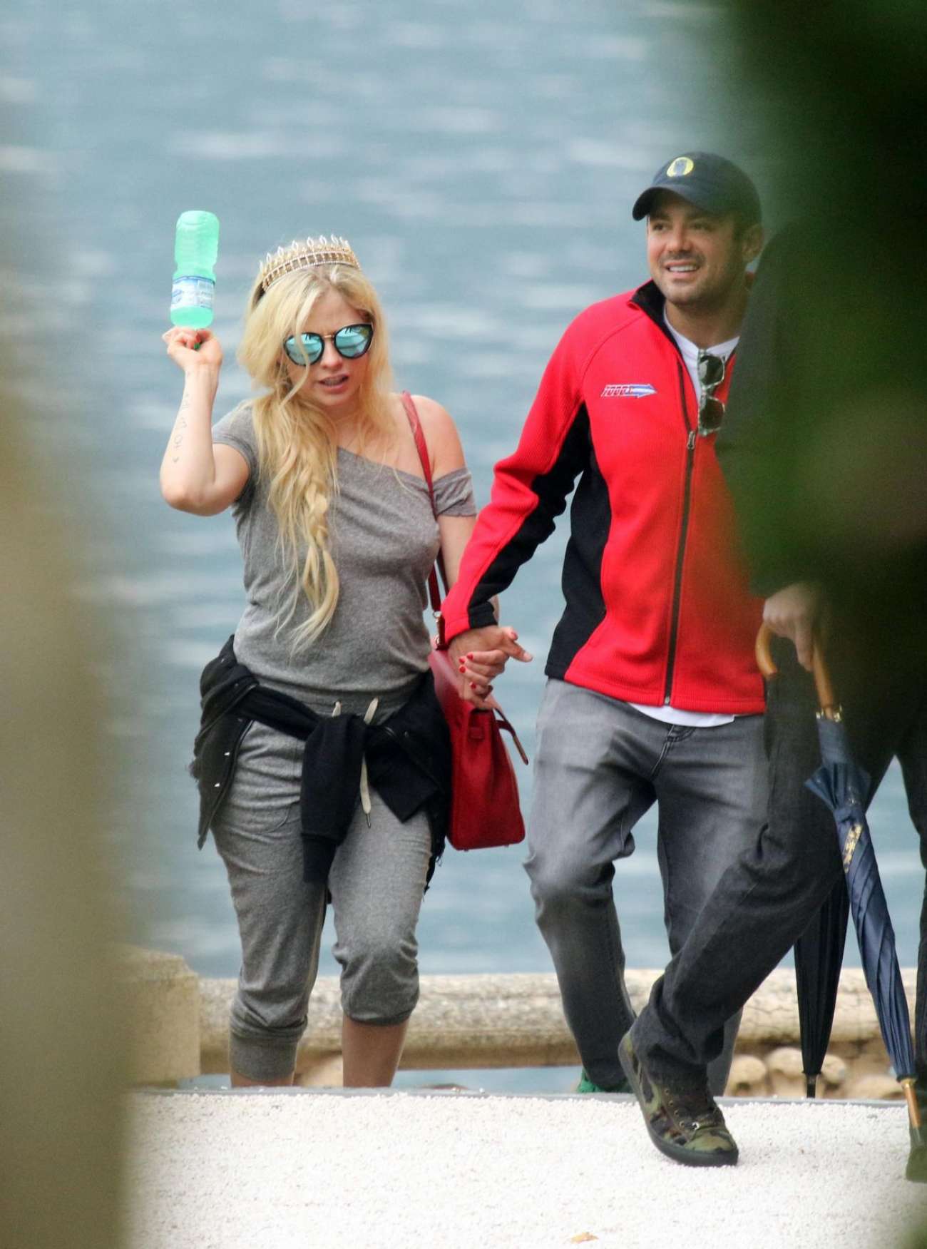 Avril-Lavigne_-Seen-at-Lake-Como-In-Italy--08.jpg