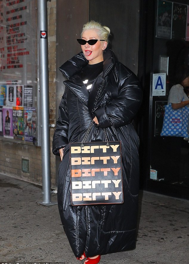 4FF38F5B00000578-6149113-Christina_Aguilera_stepped_out_in_a_massive_black_puffy_coat_in_-a-9_1536528094724.jpg