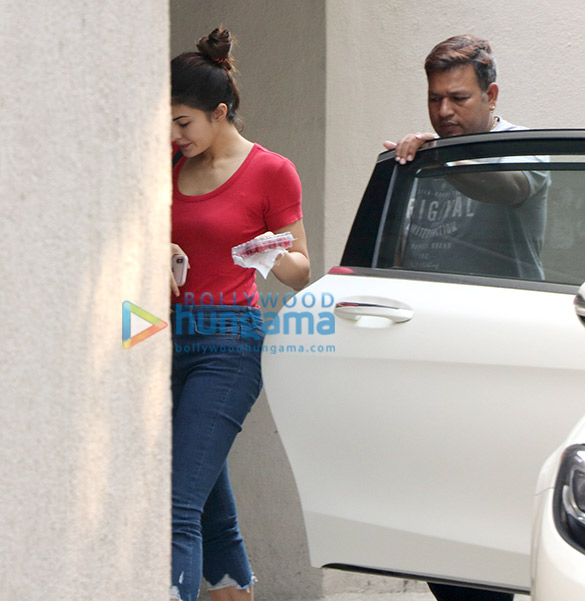Jacqueline-Fernandez-spotted-at-Oshiwara-5.jpg