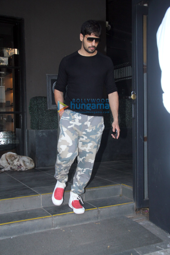 Sidharth-Malhotra-spotted-at-Santacruz-4.jpg