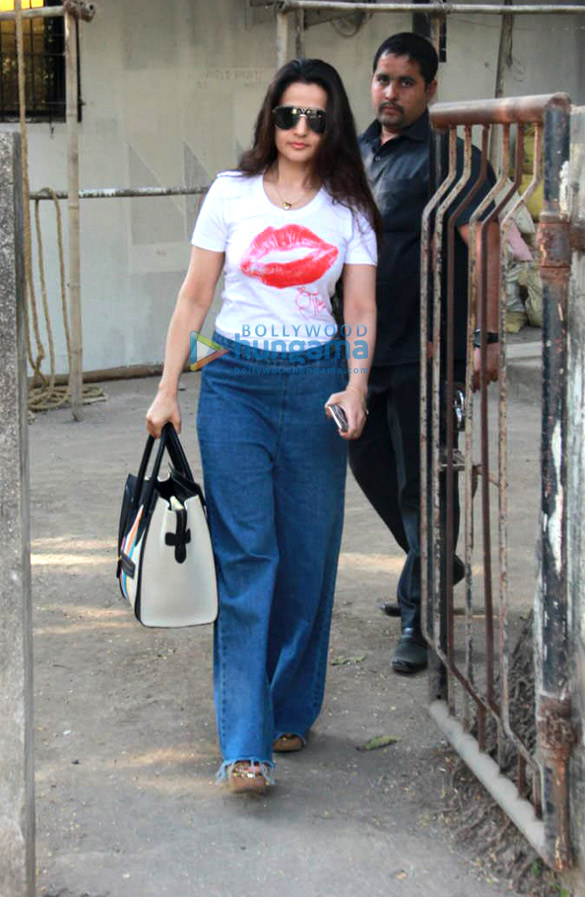 Ameesha-Patel-snapped-at-Kromakay-in-Juhu-3.jpg