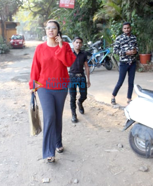 Kajol-snapped-at-Aram-Nagar-in-Versova-3.jpg