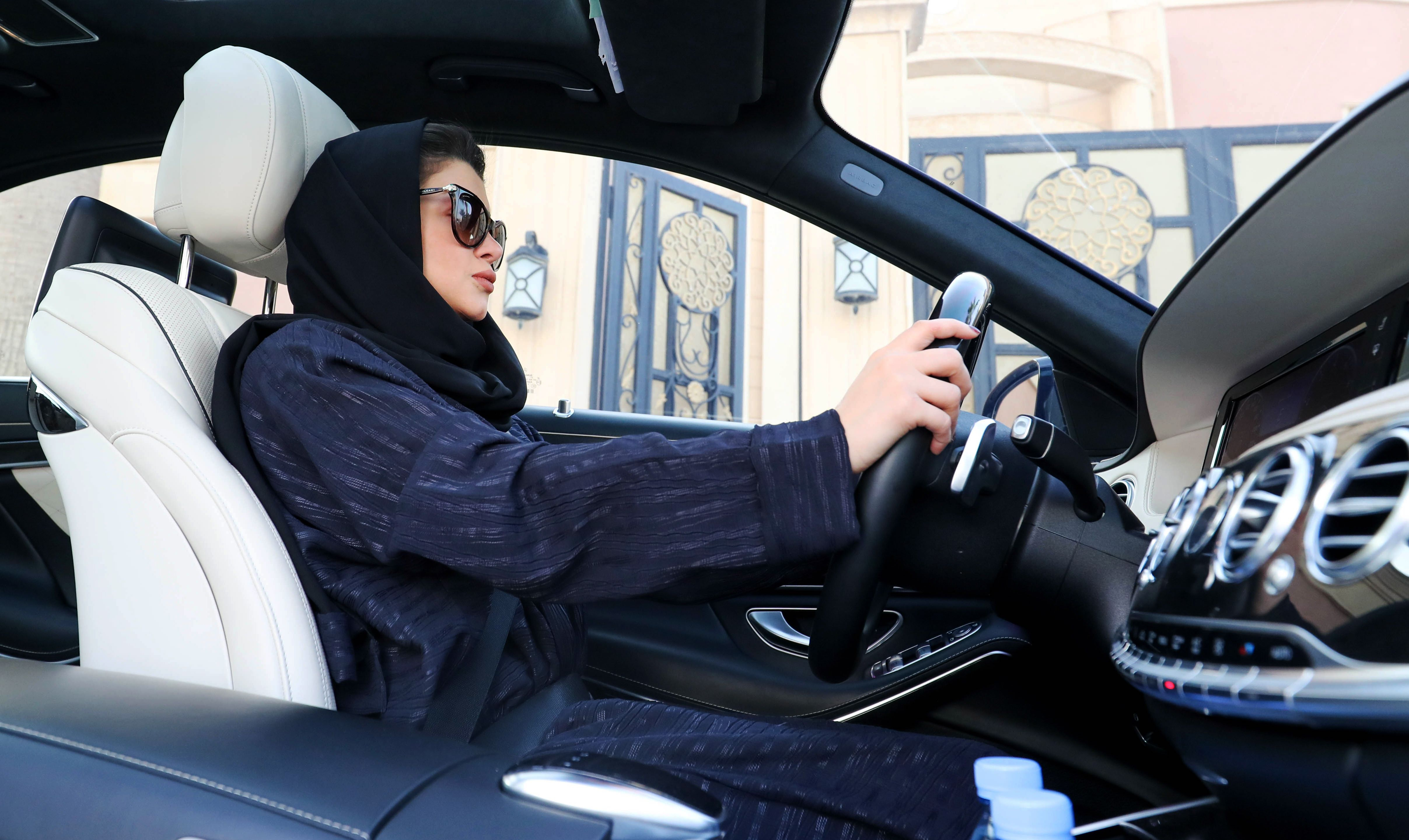 Машины мусульман. Девушка в очках и хиджабе за рулем. Мусульманка в машине. Девушки Саудовской Аравии. Саудовская Аравия женщины за рулем.