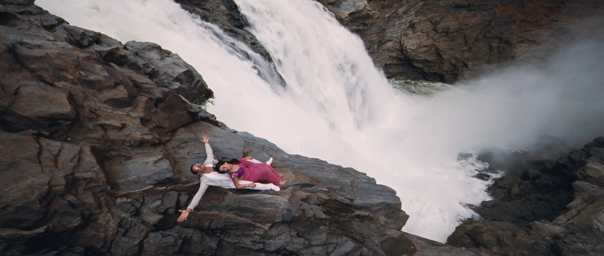 2012 - Rowdy Rathore -3- Tera Ishq Bada Teekha_1080p_sub.mkv8426.jpg