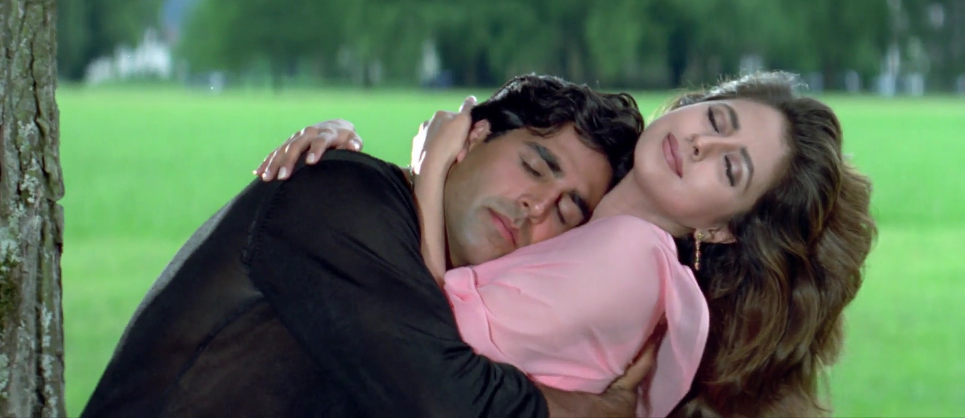 1997 - Aflatoon -2- Tu Mange Dil Main De Doon Jaan_1080p_sub.mkv0276.jpg