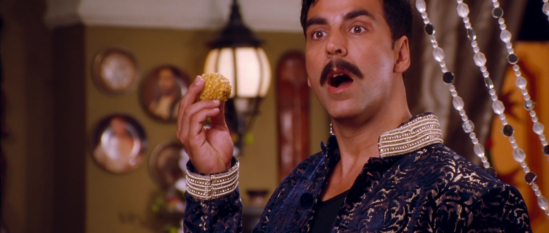 2012 - Rowdy Rathore -2- Chamak Challo Chel Chabeli_1080p_sub.mkv8117.jpg