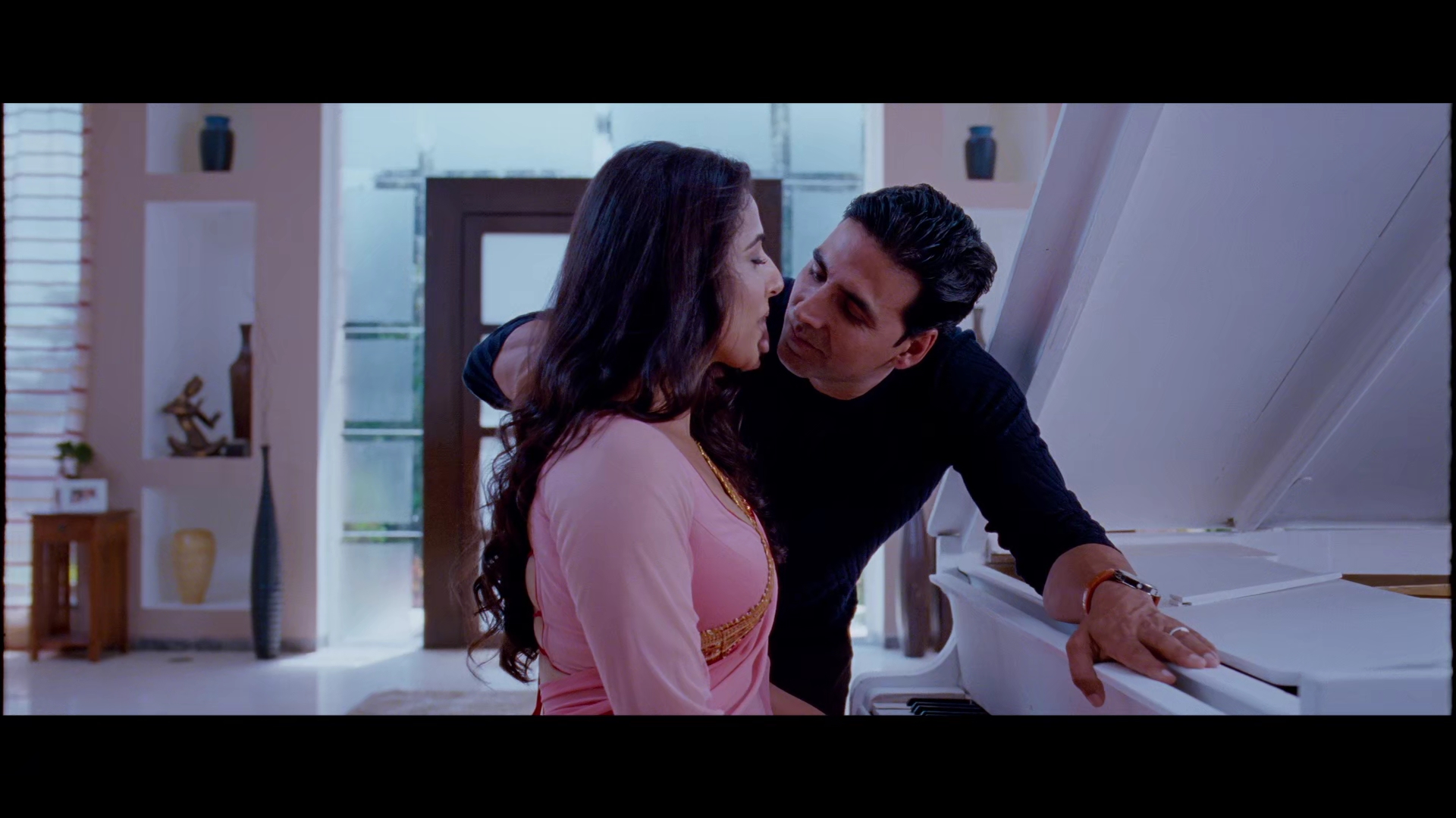 2011 - Thank you -6- Haan Har Gharein_1080p_sub.mkv2862.jpg