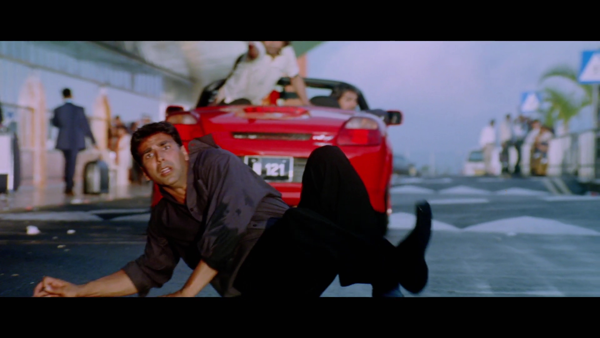 2005 - Garam Masala -5- Kiss Me Baby_1080p_sub.mkv0765.jpg