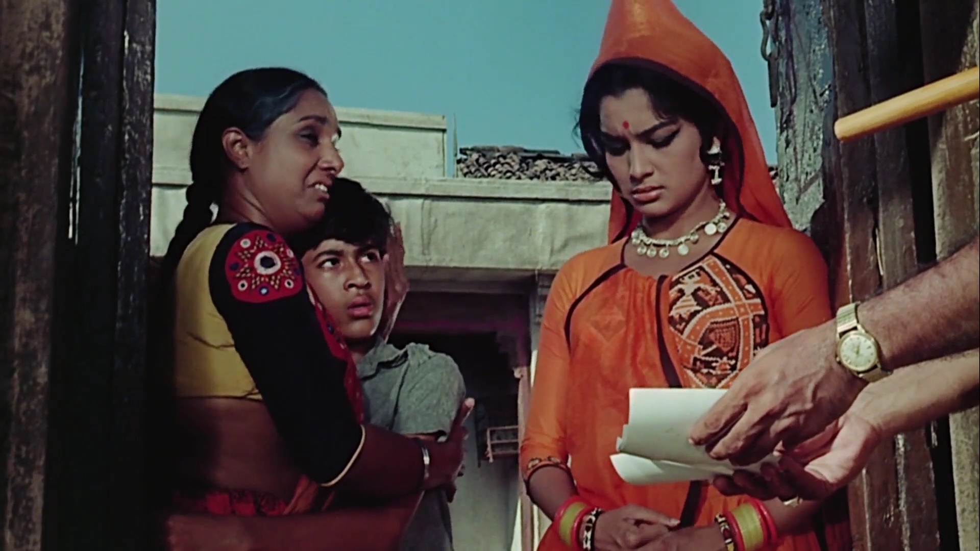 Mera.Gaon.Mera.Desh.1971.WEBHDRip.1080p.AVC[(079830)21-04-06].JPG