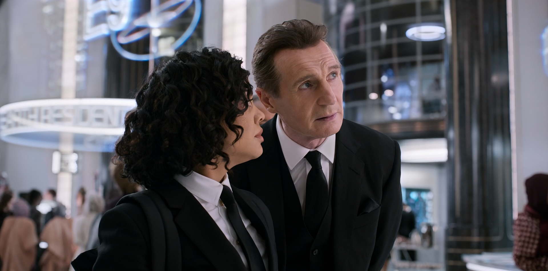 люди в черном: интернэшнл. люди в черном интернэшнл агент м. люди в черном интернэшнл актеры. люди в черном интернэшнл в ролях. фильм люди в чёрном 4.