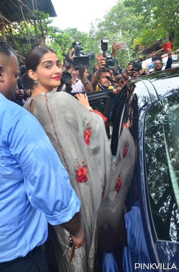 sonam-kapoor-shani-temple_3.jpg