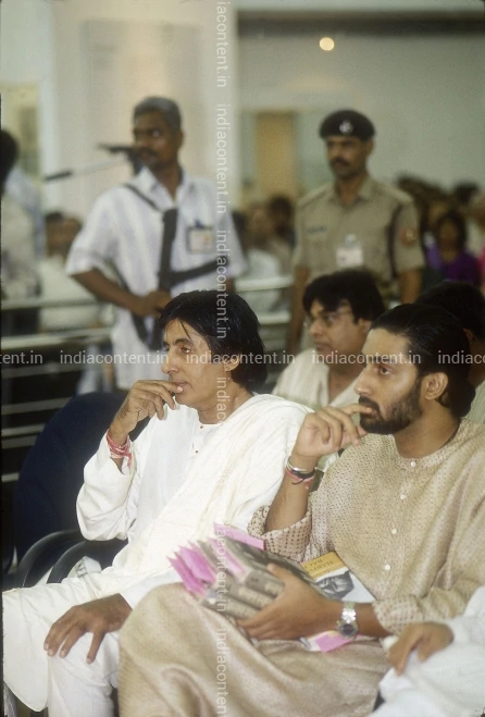 659-amitabh-bachchan-and-abhishek-bachchan-actors-in-hindi-films-sitting-image-F234_SJ_4_DVDOO53.webp