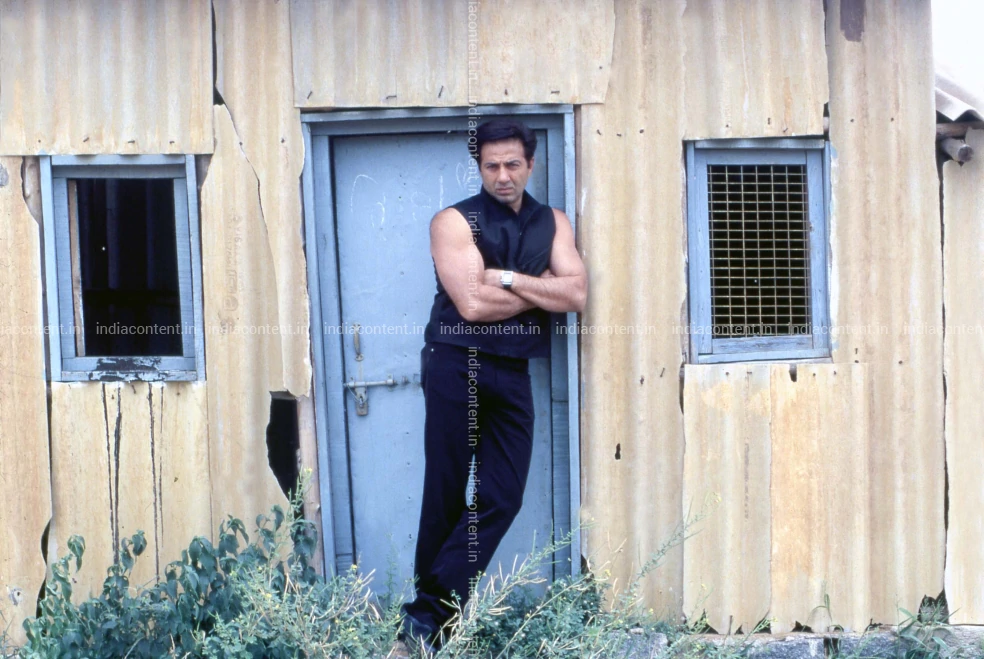 659-sunny-deol-actor-in-hindi-films-standing-at-closed-door---bollywood-image-F261SI13_DVD0107.webp