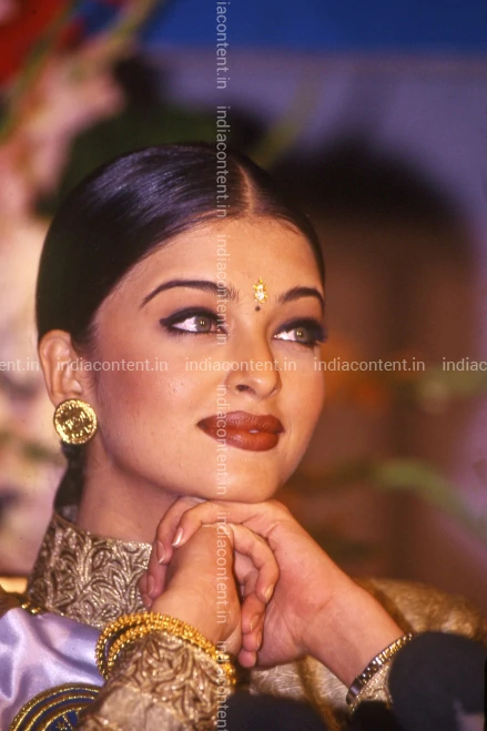 659-aishwarya-rai-actress-in-hindi-films---bollywood-portrait-image-F272SP18_DVD0130.webp