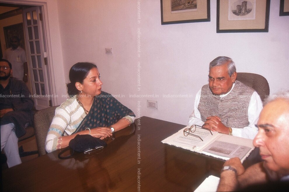 659-ab-vajpayee-with-shabana-azmi-and-kapil-sibal--side-view--in-his-image-F194SE8.jpg