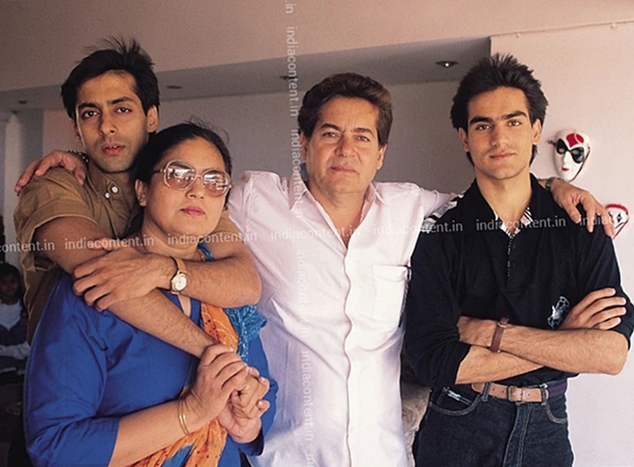 659-salman-khan-salim-khan-and-family-group-image-F139st15_001244.jpg