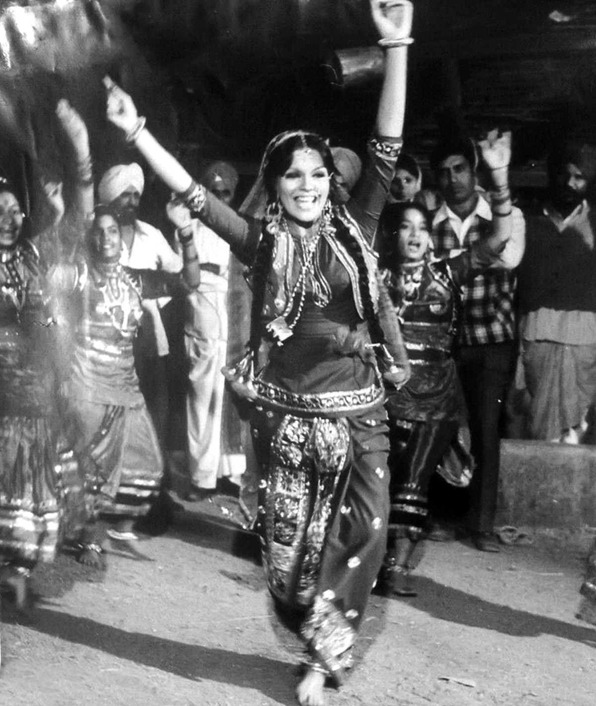 ZEENAT-AMAN-8pc-Bollywood-India-Vintage-Movie-_57 (2).jpg