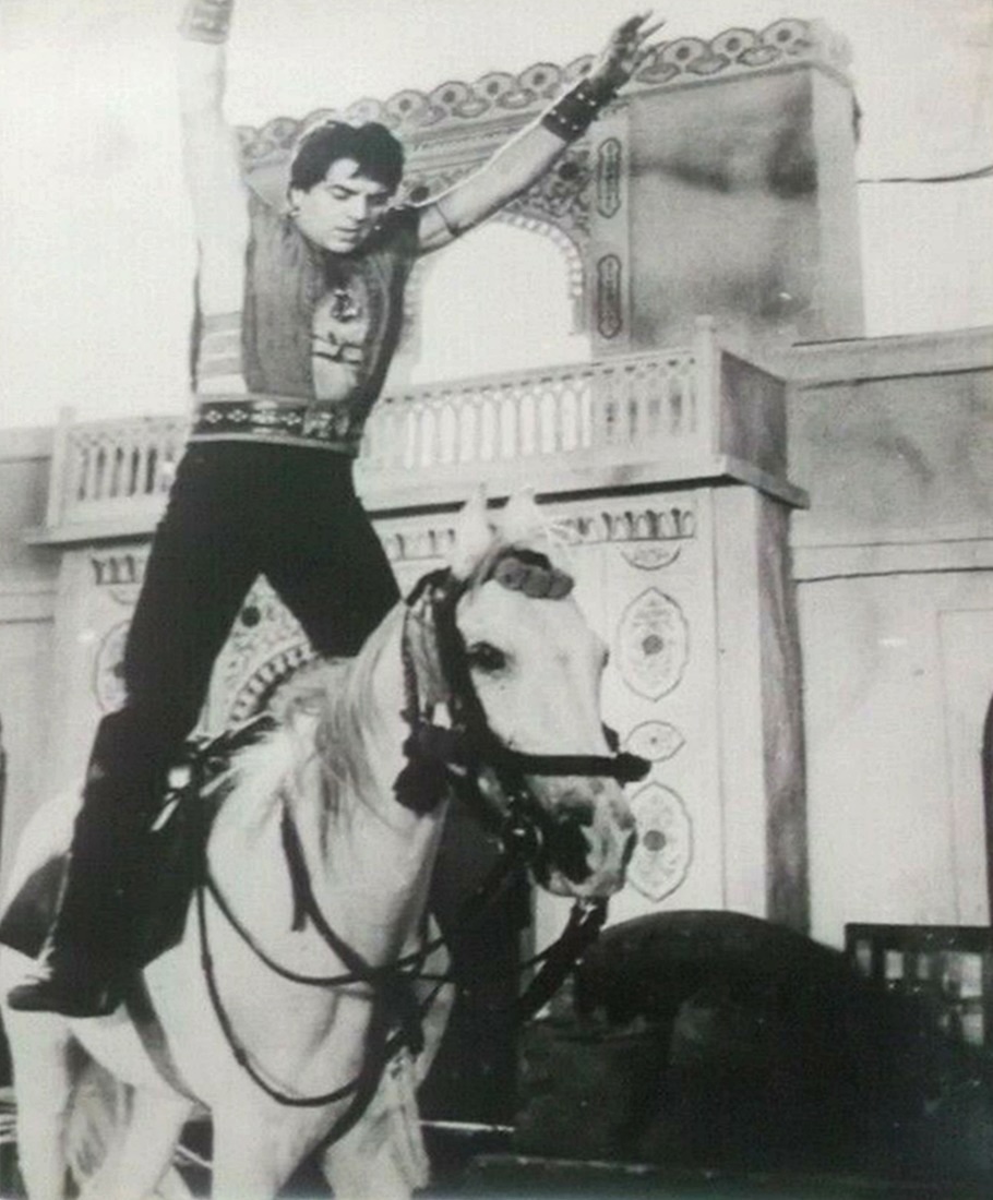 DHARMENDRA-18pc-Bollywood-India-Vintage-Movie-Still-_57 (1).jpg